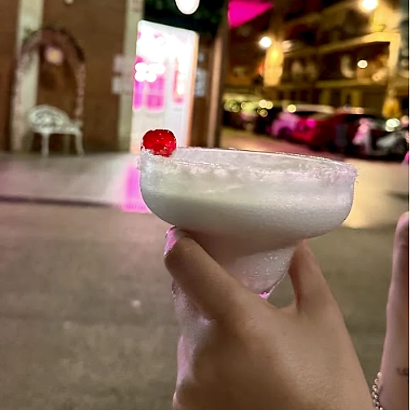 Cóctel cremoso de coco en copa margarita con borde de azúcar